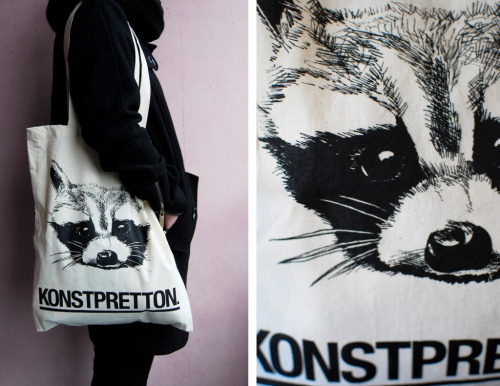Tygpåse för Konstpretton, 2012. Oblekt naturfärgad. Motivet illustrerades med tusch och blyerts.