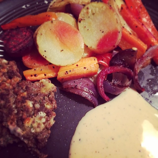Martin gjorde sojabiffar med grönsaker och pepparsås. Såååååååååååå gott äre. Går att göra vegansk!
