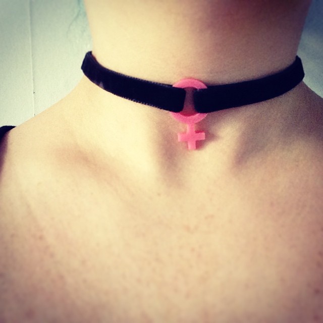 Choker i svart sammet. Första försöket.
