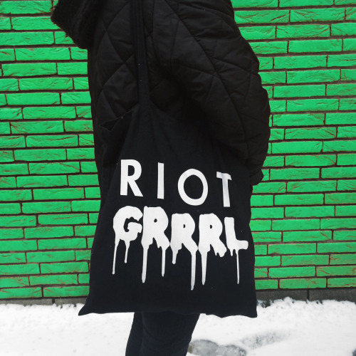 Grafik på tygpåse, till HORROR POP + RIOTS, 2015.