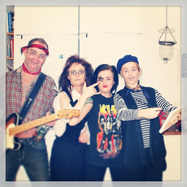 #tbt juldagen 2010. Alla kör spontanmaskerad. Tror pappa är Keith Richards, mamma Sweeney Todd, jag Paul Stanley och @urbansdottir allmän fransk person.