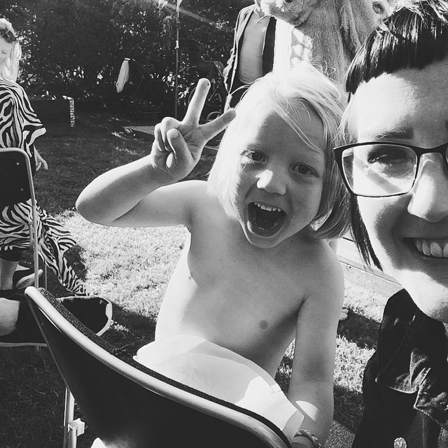 Ett, för mig okänt, barn skrek precis "jag är Draco och du är Snape". Gillar ändå ungen lite. Jag ba "ska vi ta en selfie" och han ba "hashtag selfie!!!" Vad är detta för fest 👌