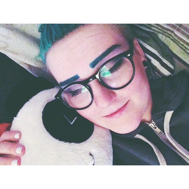 Grönt hår gröna ögonbryn pandalove