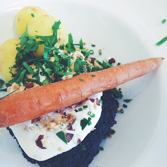 Plockepinns vegalternativ på lunchen är jämt så himla episk! 🙌😩 Rödbetsbiff med dragonkräm, hasselnötter och potatis för 82 pix. #hejblekkäter