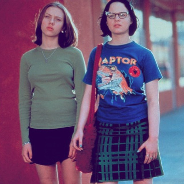 Igår såg jag Ghost World från 2001 och ville nästan grina lite över att jag inte sett detta mästerverk till film tidigare. 😱 Nä, jag har av någon anledning väntat tills jag är 10 år äldre än Thora Birch och Scarlett Johanssons rollfigurer. Trots detta uppskattade jag exakt allt. 🙌 Åh, mer filmer för och med unga nördiga tjejer, tack! 💖