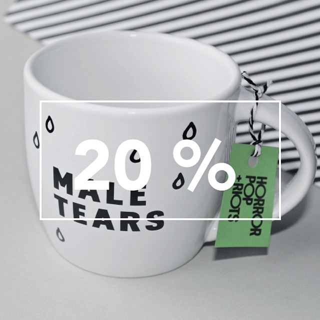 4 timmar kvar på denna @horrorpopriots-snabbrea för er, fina instaföljare. 💕💚 Ange promokoden "THURSDAYIDONTCARE" för att få 20 % av på muggen. .
➖ horrorpopriots.com ➖