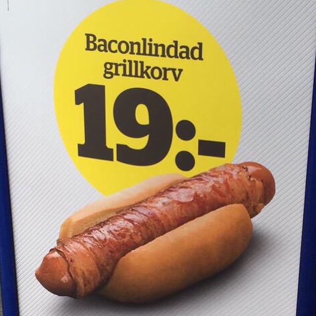 "Baconlindad grillkorv" "OK cus it looks like something else" .
(bild via @jonasparo twitter)