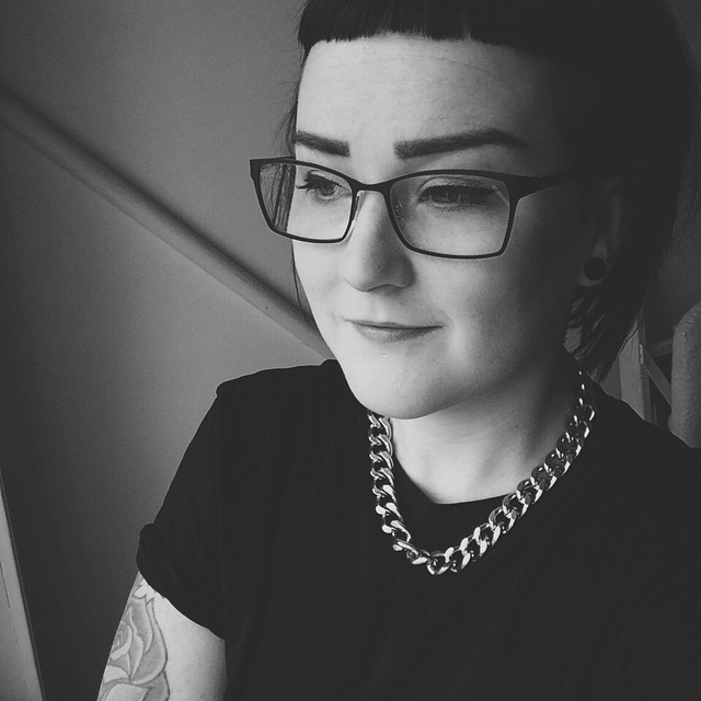 "- Skönt att det äntligen börjar gå mot mörkare tider, ljusa kvällar är irriterande."
✖️
"- Michaela, du är som en motsats till hela befolkningen."
✖️
"- Tar det som en komplimang."