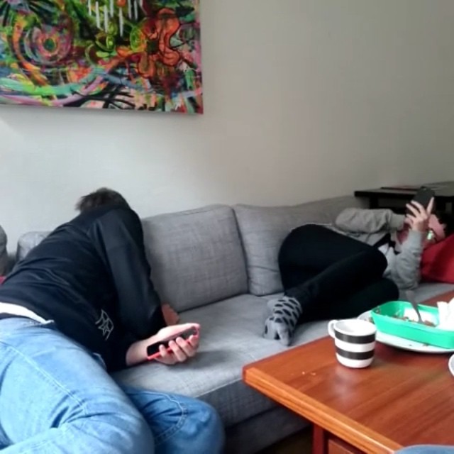 På kontoret. Här får @richardolssonse ett skrattbryt för att jag sa Bumblesnatch Cucumber när jag åsyftade Benedict Cumberbatch. Working hard < hardly working. 
Vine av grapefrukt.