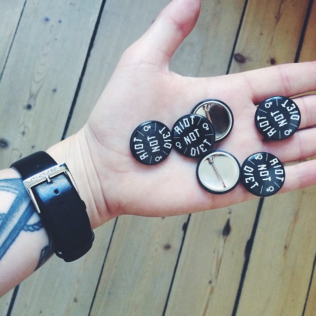 Känner mig så himla snäll och på bra humör idag att jag ger bort 5 st bossiga pins som jag gjort! 😱 Gilla denna bilden så plockar jag fem personer som får en pin hemskickad. 👊💜💥