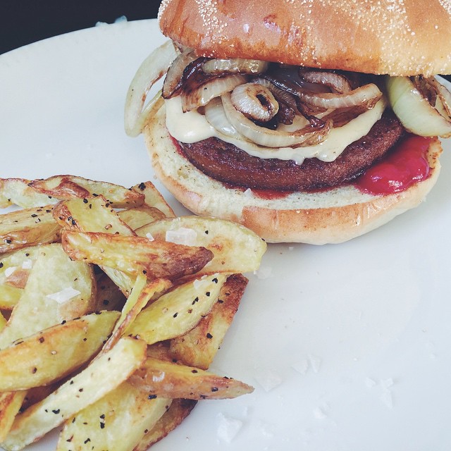Vegburgare med fett mycket stekt lök och smält ost. Burgaren är marinerad i bl.a. liquid smoke. Egna pommes MED skal ofc. #hejblekkäter