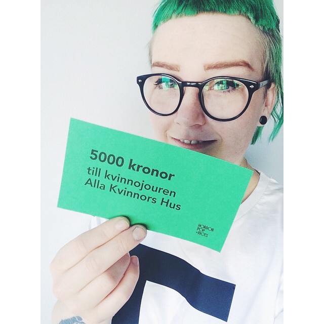 💚 5000:- från oss till kvinnojouren Alla Kvinnors Hus! 💚 MEGASTORT TACK till alla er som köpte en handgjord brosch, tillsammans bidrog vi med 5000:-, som nu har lämnats över till Alla Kvinnors Hus. Donationspengarna kommer att användas till det skyddade boendet. Jag är så himla tacksam över att vi kan göra det lilla för att hjälpa det stora. 🎈