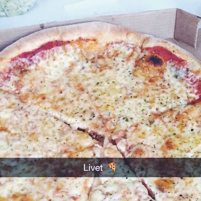 💥🍕 söndagspizzan🍕💥 bara jag som tycker margherita är bäst?!?! vem behöver mer än tomat och ost, det är ju två av livets godaste smaker. ✏️ har bloggat om att ha problem med att äta bland folk trots att man är frisk från sina ätstörningar (läsarmail). länk i bio. #hejblekkäter