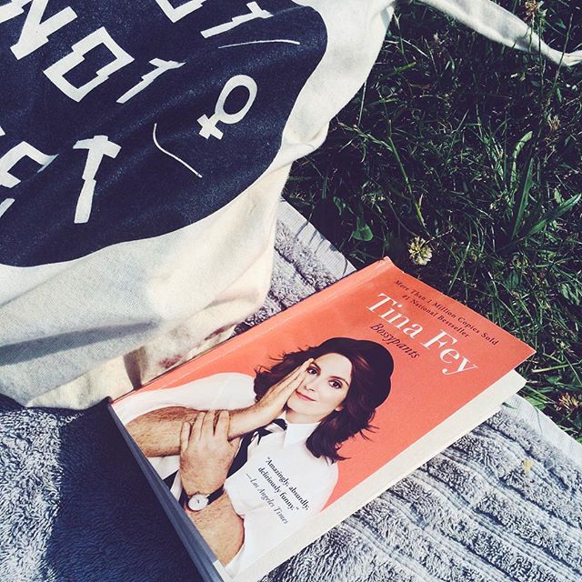 Stranden - igen! ☀️ Vem håller jag på att bli?! Kris! Läser Tina Feys Bossypants, tips! Bra! 🌴👌