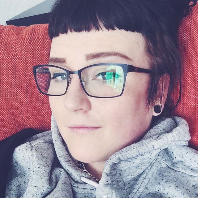 Asså verkligen STRUGGLE OF GLASÖGON är ju när man tar selfies men alltid blir ljusreflekterad på 1 st öga. Här är en selfie från häromdagen när jag precis dagsovit på kontoret, perks of frilans. Obvi är jag inte så cute just nu pga SCHLEDEN BAKIS PERSON ¯\_(ツ)_/¯