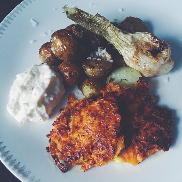 Jag sa till @annacpalmer: "Bestäm vad jag ska laga för mat ikväll." Kolla vad bra hon bestämde! 🌱 Morotsbiffar med ugnsrostad potatis och fetaostkräm. Nypotatisen har i stort sett badat i olivolja så de är typ friterade. Morotsbiffarna freebasade jag och de blev bästa varianten hittills! #hejblekkäter