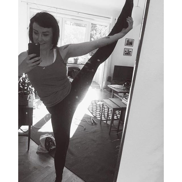 Hahahahh okej så det här är lätt min bästa bild i kamerarullen nu BOOOOYAAAH YOGA 🙏💥