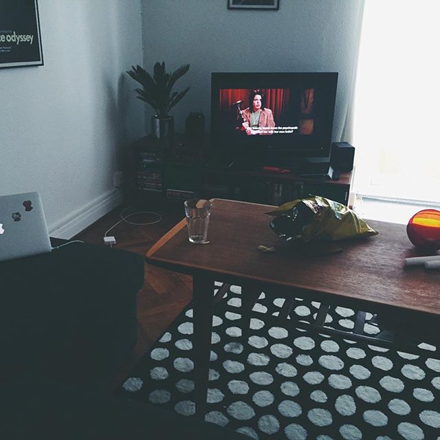 Vi kör SCREAM-A-THON med alla Screamfilmerna 🔪😱📞 Första Screamfilmen måste vara något av det mest perfekta som gjorts i skräckväg? Alla populärkulturella referenser och metamanuset?! 😍💯 Och låten "Red right hand" med Nick Cave är så perf??? Här är mina betyg: Scream 5/5, Scream II 3/5, Scream III 2/5, Scream IV 4/5.