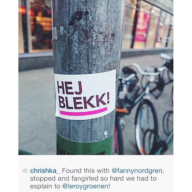 Hej era göllon! Jag har bloggat kontinuerligt i flera år och nu behöver jag en paus. Jag skriver fortfarande varje dag – men jag skriver dagbok och jag skriver krönikor. Skriver för min egen mentala hälsa och för att det är det sätt jag föredrar att både kommunicera med andra och med mitt eget huvud.
Men bloggen hej.blekk.se tar en paus. Instagram blir min främsta kommunikationskanal, så vi ses här! 💗