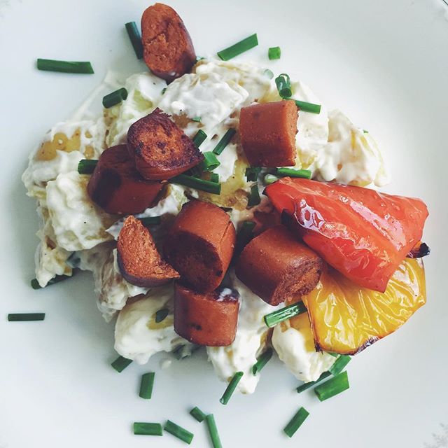 Första gången jag gör vegansk potatissallad och den blev så fruktansvärt god?! Potatissallad med hot chörizö, grillad paprika och gräslök. 10 av 10. #hejblekkäter #vadveganeräter