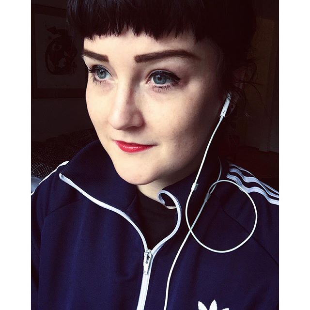 Dagens look: TROLLHÅR. I öronen: Crystal Castles platta III. Nu ska jag påbörja ett nytt projekt som är asroligt.