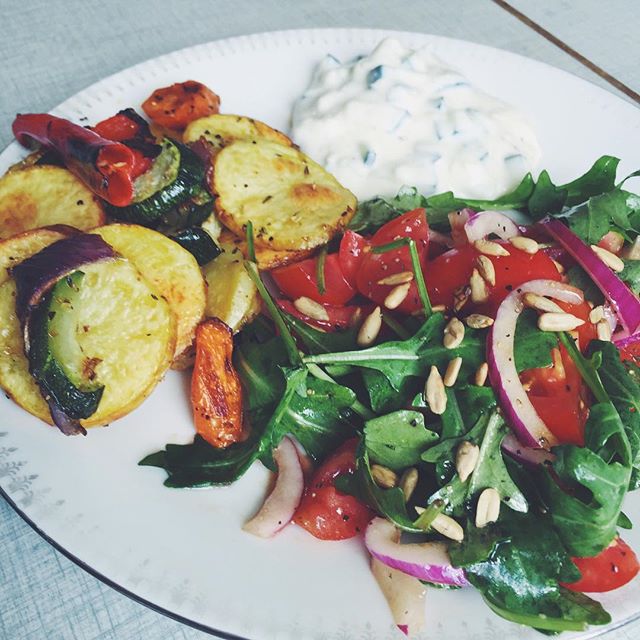 And it's on! Ugnsgrillat shit, tomatsallad med solroskärnor, tsatsiki på naturell sojayoghurt. Vegaaaaaaaaaaaaan lyf 💯✌️ #hejblekkäter #vadveganeräter