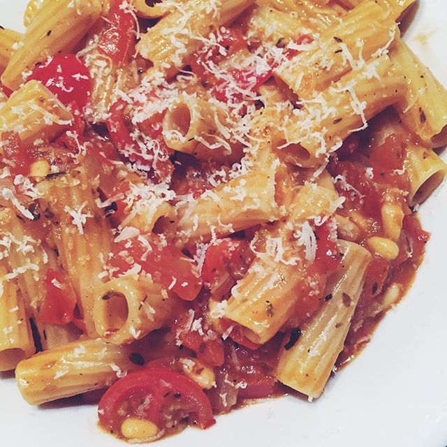 Mat man äter med sked är bra mat. Pasta med tomatsås (tomater, oregano, havregrädde mm), pinjenötter och veganparmesan. 👌 Allt avnjuts till att Ellen Page torterar en man i Hard Candy, ojsan så det kan gå. ¯\_(ツ)_/¯ #hejblekkäter #vadveganeräter