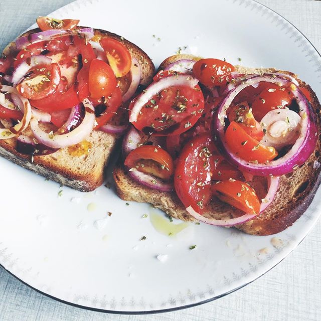 Kvällsmacka före bio med favvopönktjejen Anna✌️#hejblekkäter #vadveganeräter kör runt tomat och rödlök i tusen kilo olivolja, balsamvinäger, salt, peppar och oregano.
