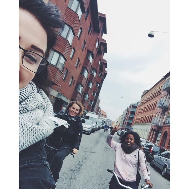 Jag är hon som chattar när hon cyklar och när @richardolssonse frågar vilka jag hänger med tycker jag det är för jobbigt att skriva tre namn så jag tar en presentationsbild på mitt bike crew 🚴💨
