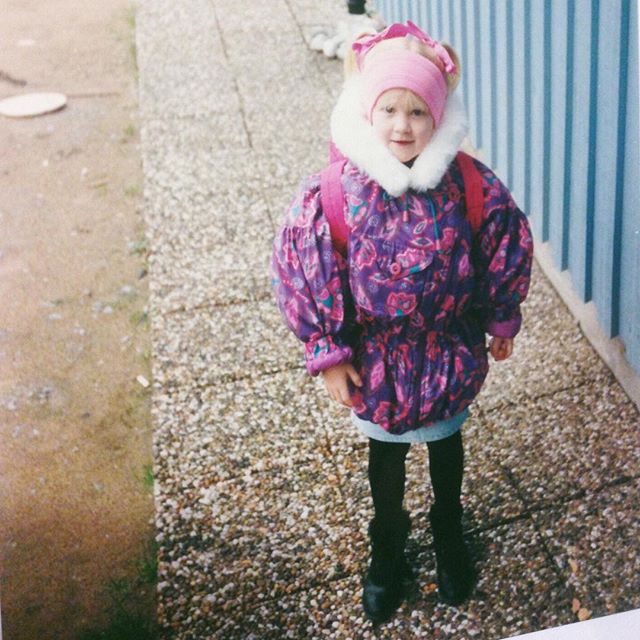 Nu drar jag till mitt barndomshem på Tjörn! ✨ Önskar mamma kunde klä mig lite oftare även i vuxen ålder. Kolla vilken liten CHEF jag var 1992.