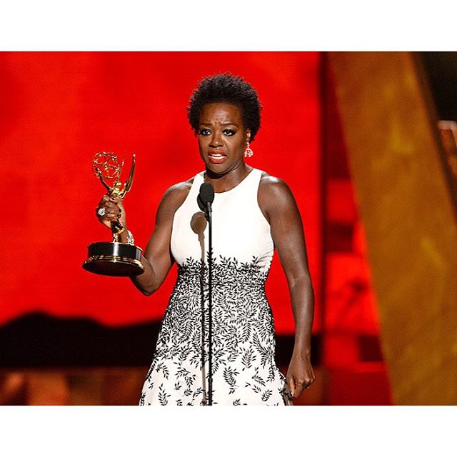 VIOLA DAVIS skrev historia när hon inatt blev den första svarta kvinnan att vinna en Emmy för bästa lead i dramaserie. 🌟 Här kommer Davis lysande tal i sin helhet:
.
‘In my mind, I see a line. And over that line, I see green fields and lovely flowers and beautiful white women with their arms stretched out to me, over that line. But I can’t seem to get there no how. I can’t seem to get over that line.’ That was Harriet Tubman in the 1800s. And let me tell you something: The only thing that separates women of color from anyone else is opportunity.
You cannot win an Emmy for roles that are simply not there. So here’s to all the writers, the awesome people that are Ben Sherwood, Paul Lee, Peter Nowalk, Shonda Rhimes, people who have redefined what it means to be beautiful, to be sexy, to be a leading woman, to be black.
And to the Taraji P. Hensons, the Kerry Washingtons, the Halle Berrys, the Nicole Beharies, the Meagan Goods, to Gabrielle Union: Thank you for taking us over that line. Thank you to the Television Academy. Thank you.