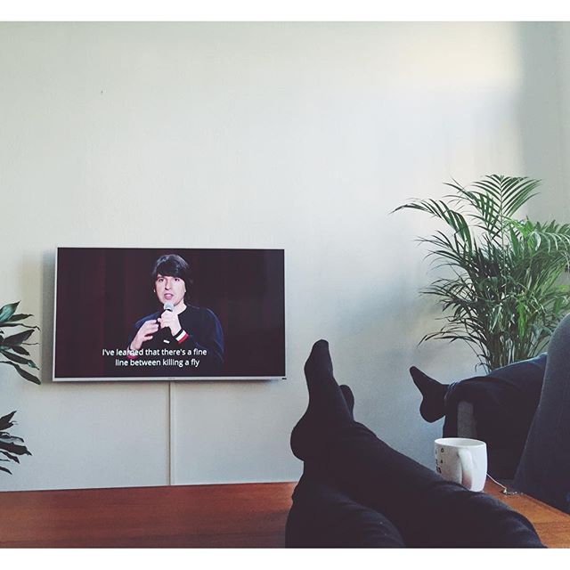Fyra kontorsråttor spenderar eftermiddagen med att kolla på Demetri Martins ståupp - hilarous. Finns på Netflix. "When people say A-OK it's like they're giving me a multiple choice answer. How are you doing? A-OK.... B-Suicidal... C"