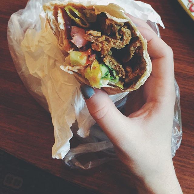 Vegansk kebab med stark sås. 👌 #hejblekkäter #vadveganeräter
