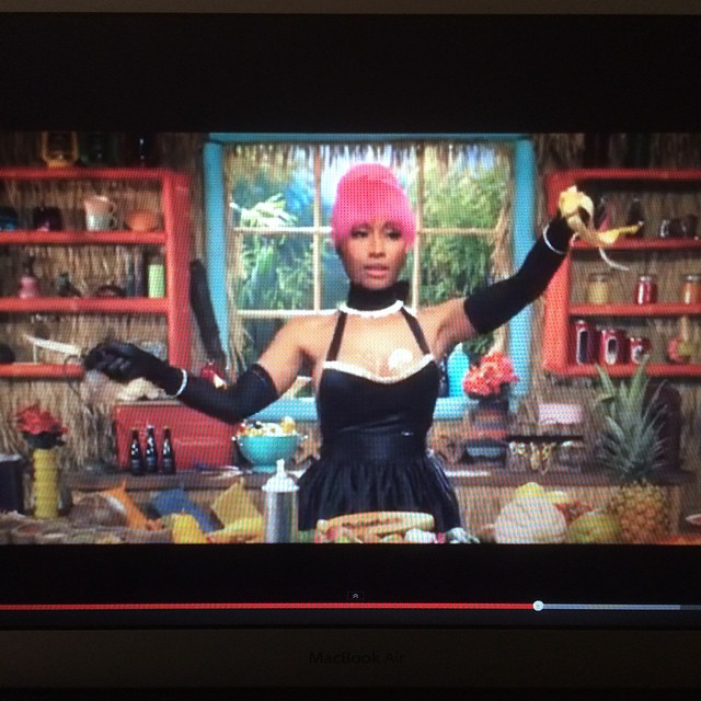Nicki Minaj i "Anaconda" som insinuerar att hon ska äta bananen sådär "sexigt" men sedan bara klipper sönder den. Älskar Nicki. 💖👊