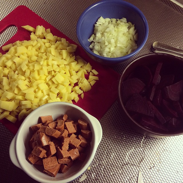 Ikväll blir det pyttipanna med rödbetor. Nom! (Veganskt)