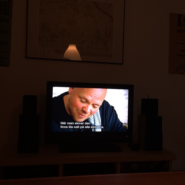 Tv-tablån är en odyssé i vita män som lagar mat. Jamie, Gordon, Tony, Tom, the Roux... Alla jurys i varenda matprogram... 💤 Kvinnor har traditionellt lagat ALL mat men nu minsann, nu ska männen götta sig med smör och tryffel och gojibär och få betalt i tv. Lol avgå alla