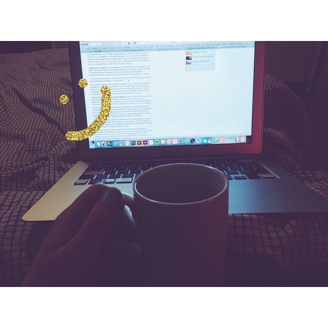 Mmm bästa sättet att ha söndag. ☺️ Spendera den i sängen med kaffe och dator.