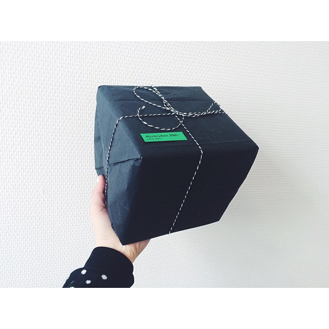 Detta är en mysterybox. I den ligger mina favoriter och feministiska prylar från horrorpopriots.com till ett värde av 700:-. 💚 Jag säljer den för 300:- på Mitt Möllans vårmarknad nu på lördag! Vem vågar haffa? 🙈