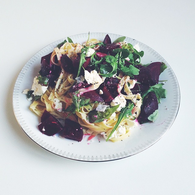 Gjorde en fullkomligt episk pasta ikväll med ruccola, rödbetor och fetaost. Sås på pastavattnet och fetaost, vänd pastan i detta. Salt och svartpeppar. Vänd ner rödbetor och ruccola. Avsluta med fetaost och olivolja. #hejblekkäter