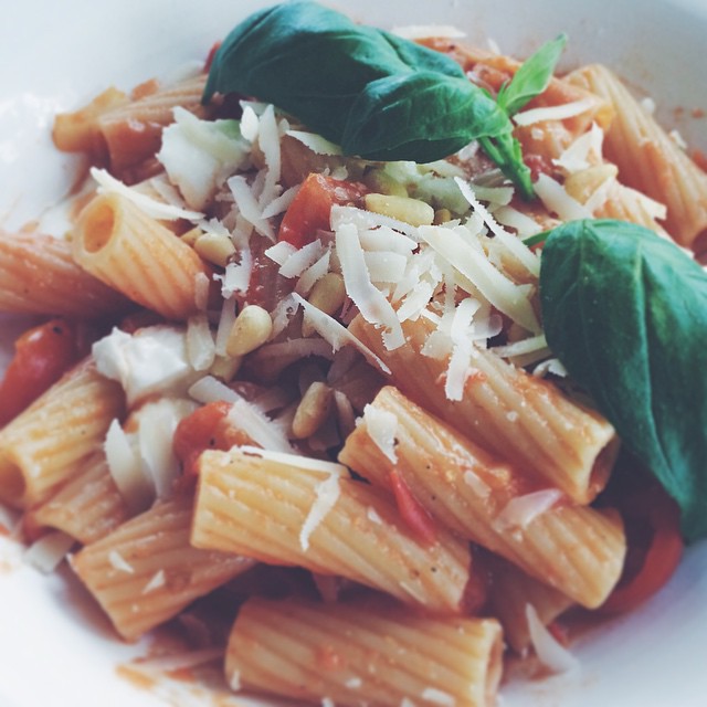 Ikväll lagar jag middag till mina föräldrar. Dom får pasta med tomatsås, mozzarella, rostade pinjenötter, basilika och parmesan. Utlåtande: kan inte du flytta hem igen? 😁 lol #hejblekkäter