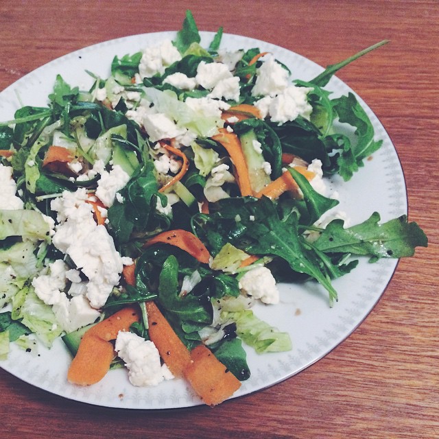 Klassisk "man tager vad man haver-sallad". Morot, gurka, sallad, fetaost. Ja, det blir inte roligare än så här. Men den är åtminstone dränkt i olivolja och balsamvinäger. Svagt bidrag till den annars starka feeden #hejblekkäter