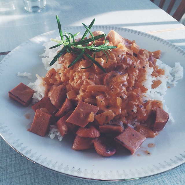 Det är ju ingen vacker mat - men satans god. Sojakorv stroganoff. Självklart åt jag inte den gröna kvisten, den fungerar enbart som färgkontrast. 🌿 #hejblekkäter