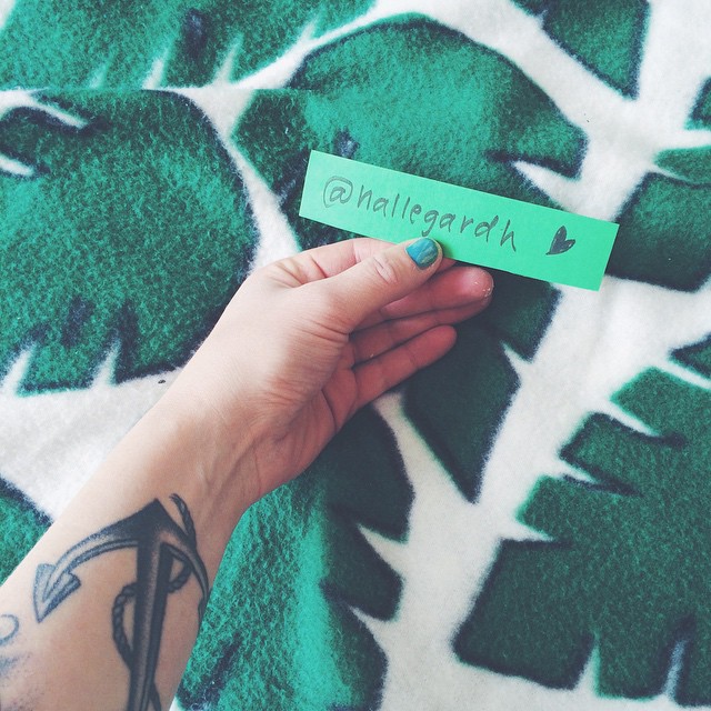 Nu har jag lottat fram en av de drygt 900 som gillade bilden igår. GRATTIS TILL @hallegardh! 💚 Du kommer att motta feminist-broschen från @horrorpopriots inom kort! Love u all! 🌷