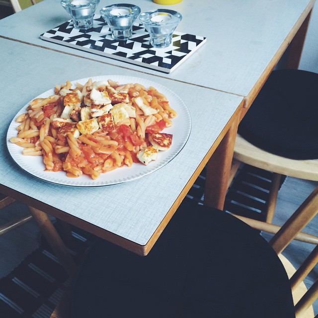 Där ligger den. Den bästa högen av amazing kolhydrater. Pasta i tomatsås och fem tusen kilo stekt halloumi på toppen. #hejblekkäter