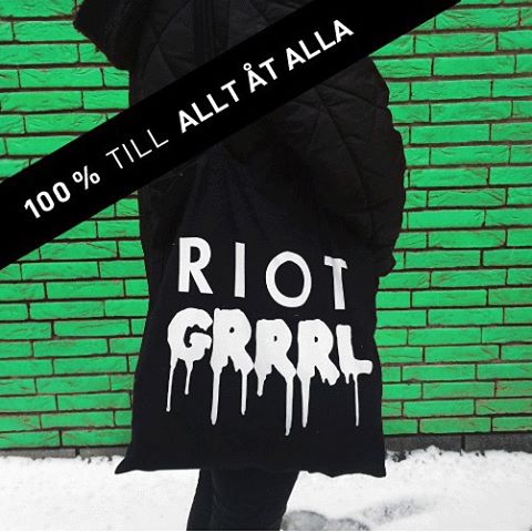 ✖️ DONATION ✖️ Nu går 100 % av intäkten från denna tygpåse till ALLT ÅT ALLA Malmö som hjälper de flyktingar som nu anländer på Malmö Central. Du hittar påsen för 149:- på horrorpopriots.com. Vi har tidigare varit effektiva när vi donerat. Say it loud, say it clear – refugees are welcome here!
Tagga gärna en vän, så att fler ser.
