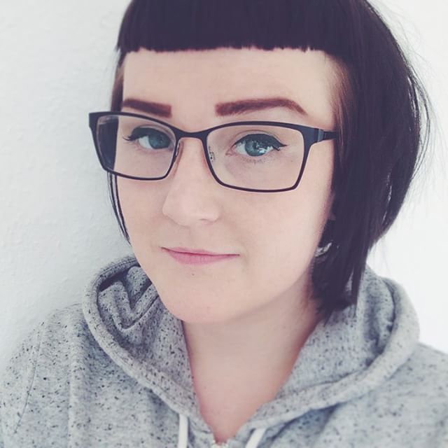 Är så irriterad på min frisör FÖR ATT HON ÄR SÅ HIMLA BRA! Hon klipper och stylar och så blir det 100 % on fleek. Det störiga är att jag har exaaaakt samma produkter och verktyg som henne (för att jag inte har en aning om hur jag ska göra annars, så jag ba "jag köper allt du precis rörde vid") och när jag stylar mitt eget hår så blir det som en "close enough"-meme. Nu kommer jag i alla fall vara snygg i håret i 2 dagar innan jag måste duscha det, så hoppas du ser mig nu!!!!!!!