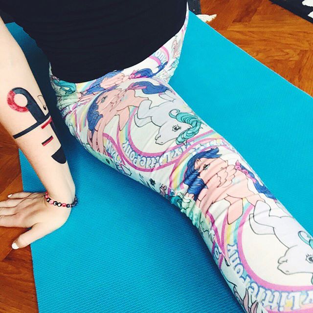 how about some fakkin måndagsyoga 💥👊 appen heter yoga studio (skitbra!) men jag yogar lite fritt till appens tempo med bebe rexha på högsta volym! (tights från primark, finns på ebay) 💜