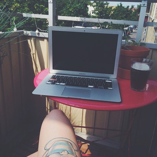 Balanserar upp allt flängande/socialiserande genom den bästa av egentid: skriva bara för nöjes skull och kall öl. .
🌴⚡️ Introverts unite ⚡️🌴