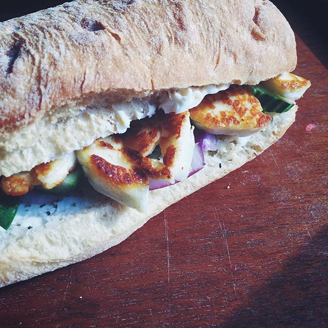 LATMAT. När jag är för lat för att laga något ordentligt är detta min go to latmat. Macka med femtusen kilo philadelphiaost, ett par grönsaker och två ton halloumi. LOTS OF CARBS - LOTS OF GOTT. #hejblekkäter Kan tänka mig att det hade varit gott att stoppa in pommes där?!