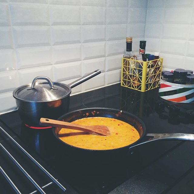 Ikväll har jag gått runt och lyssnat på Kent och varit så himla emo. Ryckte upp mig ur denna berg&dal…. dvala och gjorde min favoritpastasås med paprika och chili som är hur enkel som helst. #hejblekkäter